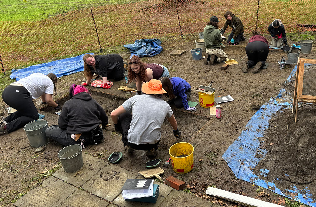 Laurier students at archaelogical dig